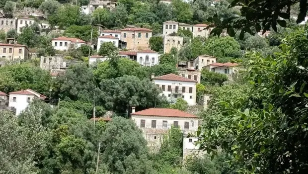 Φοινίκι Θεσπρωτίας: Οδοιπορικό στον Παραδοσιακό Οικισμό-Μνημείο της Ηπείρου