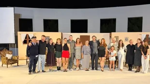 Θεατρική επιτυχία για την «Οικογένεια Γαμπέτα» στην Ηγουμενίτσα – Επόμενοι σταθμοί Πρέβεζα και Ιωάννινα