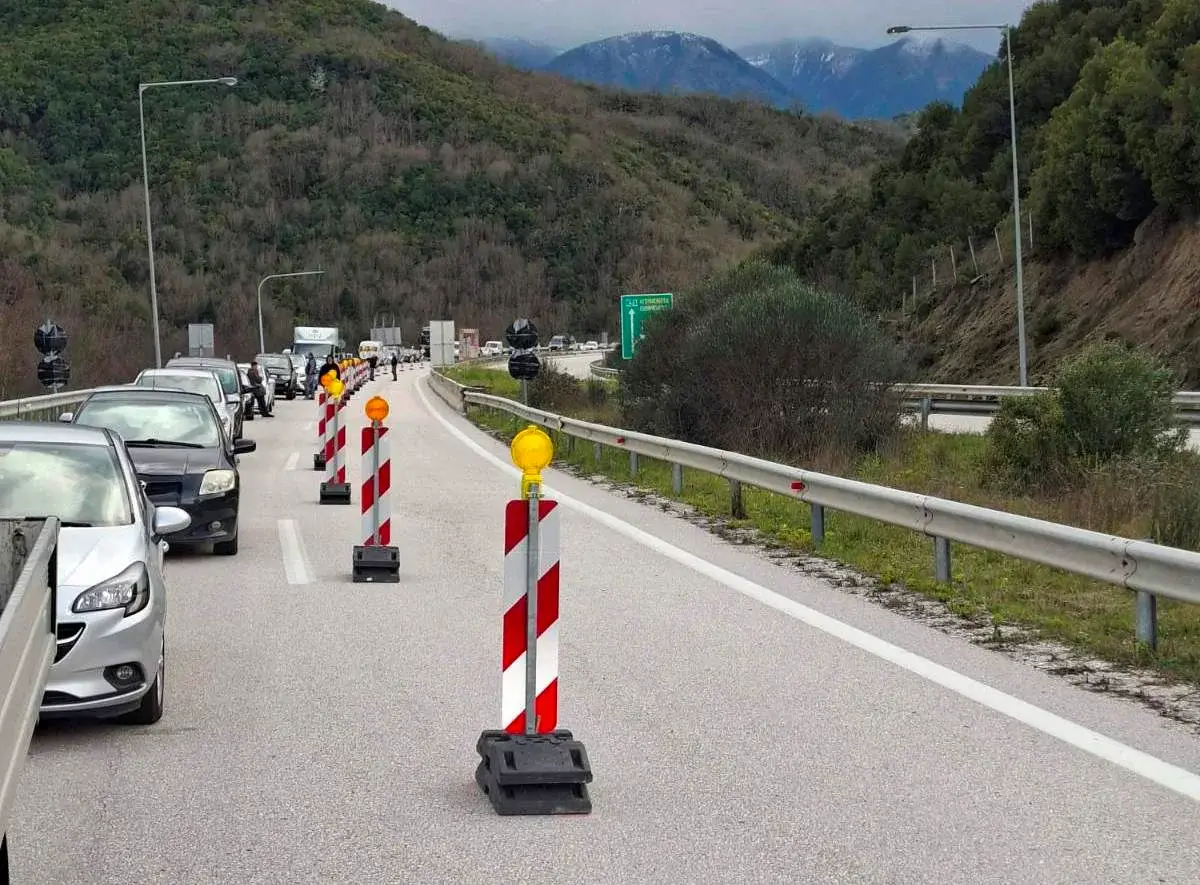 Εγνατία: Τροχαίο με εκτροπή ΙΧ στην Γκρίκα, μετ’ εμποδίων η κίνηση