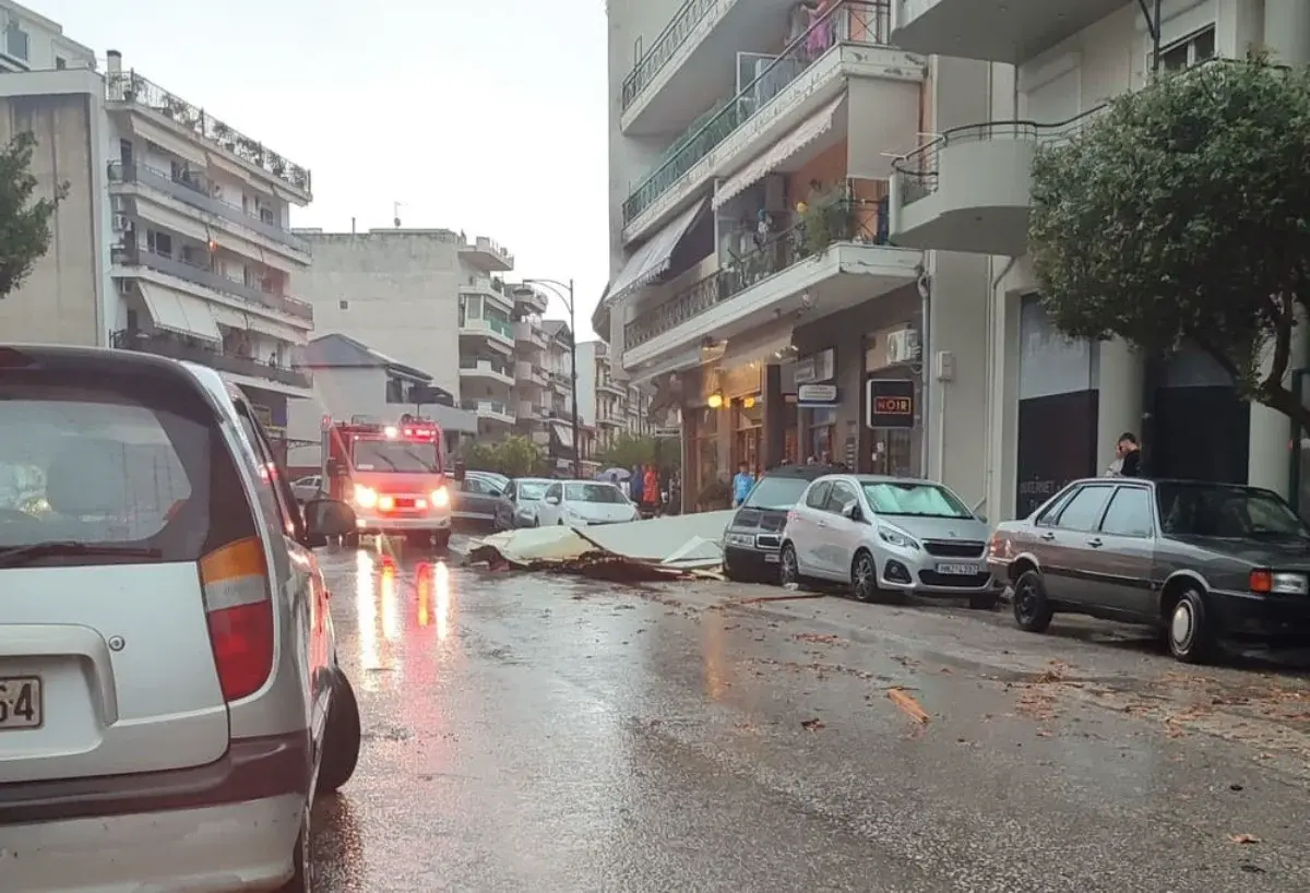 Ηγουμενίτσα: Σοβαρές ζημιές από θυελλώδεις ανέμους – Πτώση μεταλλικού πάνελ σε αυτοκίνητα