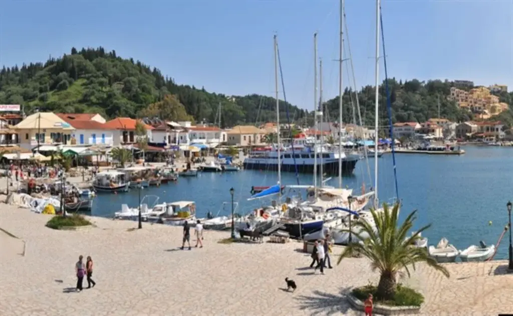 Περιπέτεια στη θάλασσα για τέσσερις Ιταλούς – Με συνοδεία του Λιμενικού στα Σύβοτα