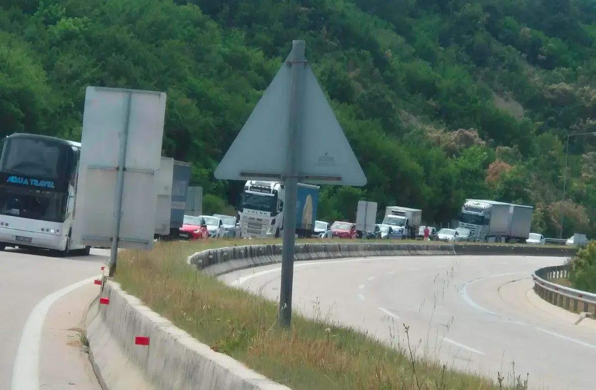 Τροχαίο στην Εγνατία Οδό: Εκτροπή οχήματος μετά τα διόδια της Τύριας και τραυματισμός