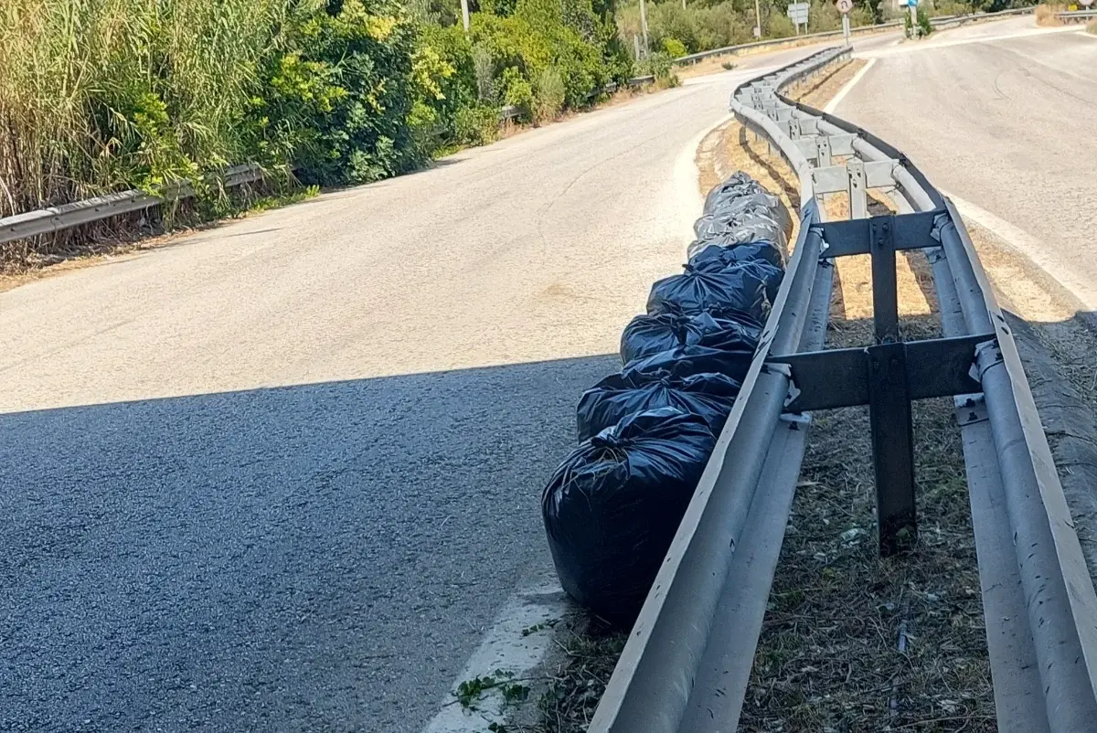 Δεκάδες σακούλες σκουπιδιών στην είσοδο της Ηγουμενίτσας – Έκκληση του Δήμου