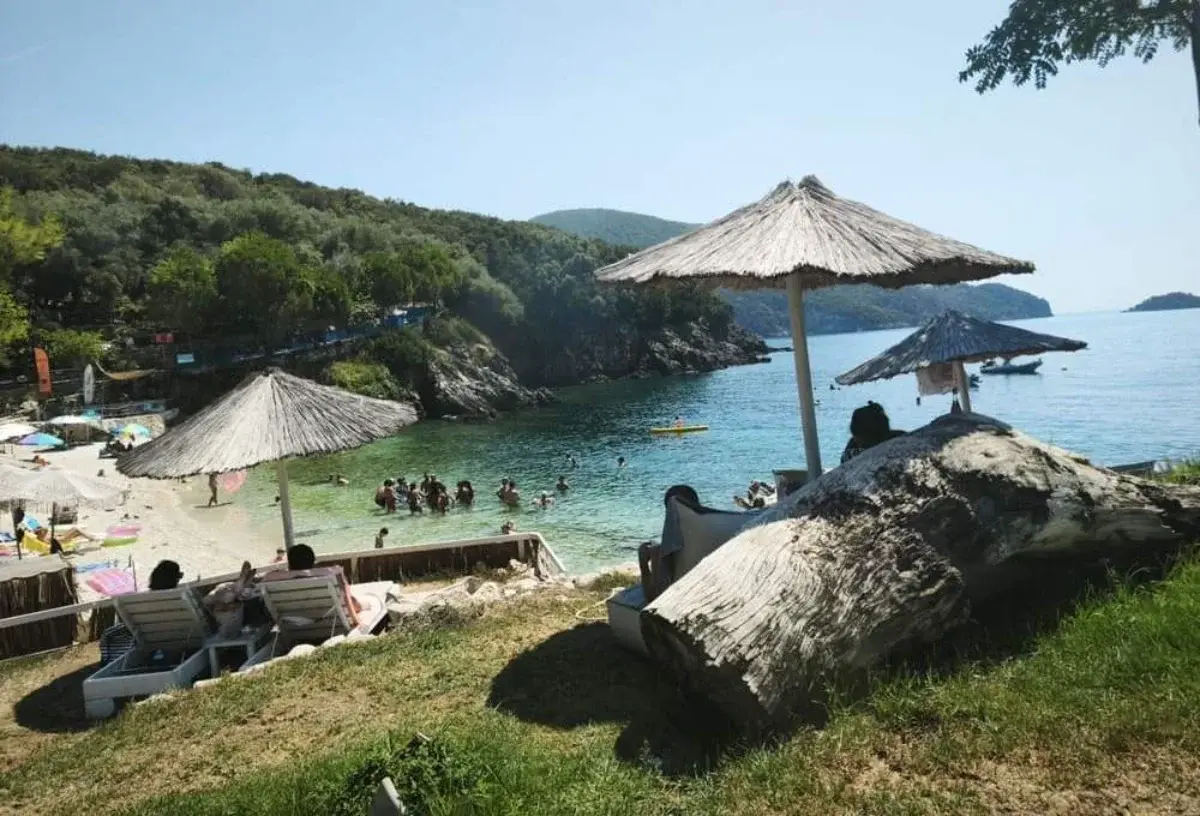 Παραλία Ζάβια στα Σύβοτα: Χωρίς ντουζιέρες, τουαλέτες και με εγκαταλελειμμένο κτίσμα