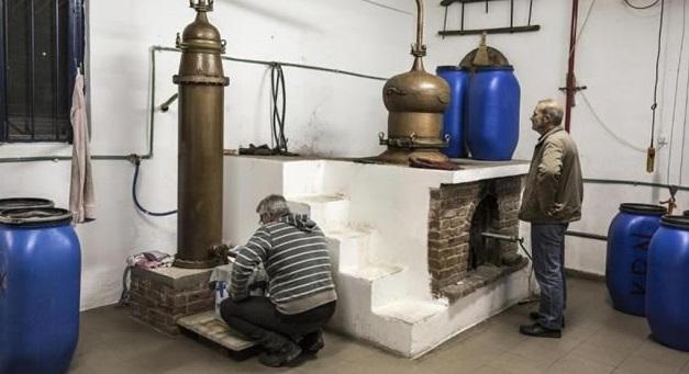 “Άναψαν” τα καζάνια για το τσίπουρο στη Θεσπρωτία…
