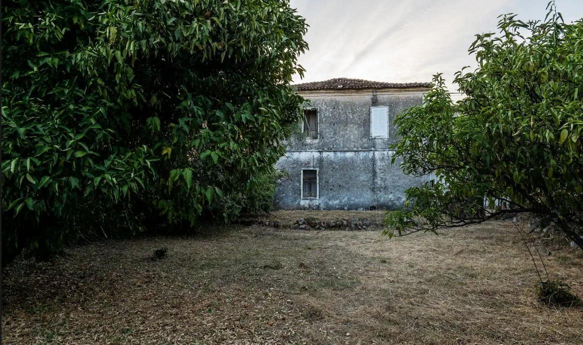 Πωλείται οικόπεδο στο κέντρο της Παραμυθιάς με ιστορικό κτίσμα του 1890