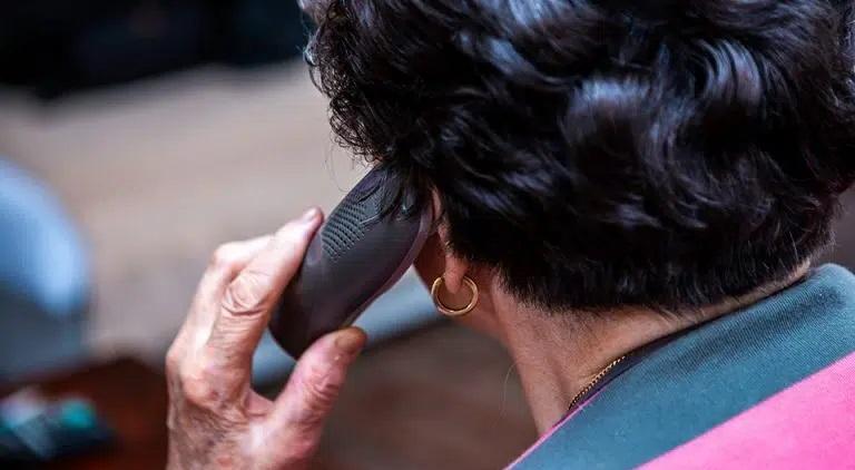 Νέα τηλεφωνική απάτη στην Παραμυθιά με τους δράστες να αποσπούν 26.000 ευρώ, με απομίμηση φωνής με AI.
