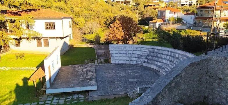 «Με την σιωπή»: Το Θεσπρωτικό Θέατρο ανεβάζει ξανά την επιτυχημένη παράσταση