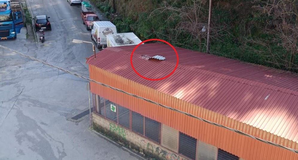 Ηγουμενίτσα: Επικίνδυνη λαμαρίνα αιωρείται στη σκεπή της Λαϊκής Αγοράς