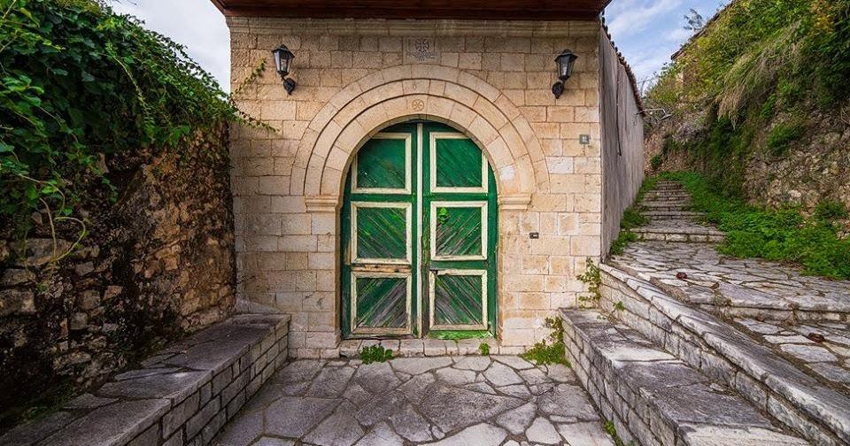 Φιλιάτες: Η αρχιτεκτονική γοητεία και οι ιστορικές εξώπορτες του Φοινικίου