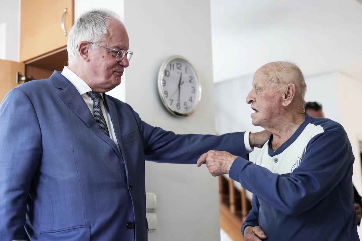 Συγκίνηση στην Παραμυθιά: Ο Πρόεδρος της Δημοκρατίας στο σπίτι του 104χρονου Γρηγόρη Μάρκου