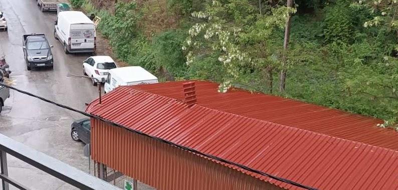 Ηγουμενίτσα: Επικίνδυνη λαμαρίνα παραμένει στη Λαϊκή Αγορά παρά τις εκκλήσεις