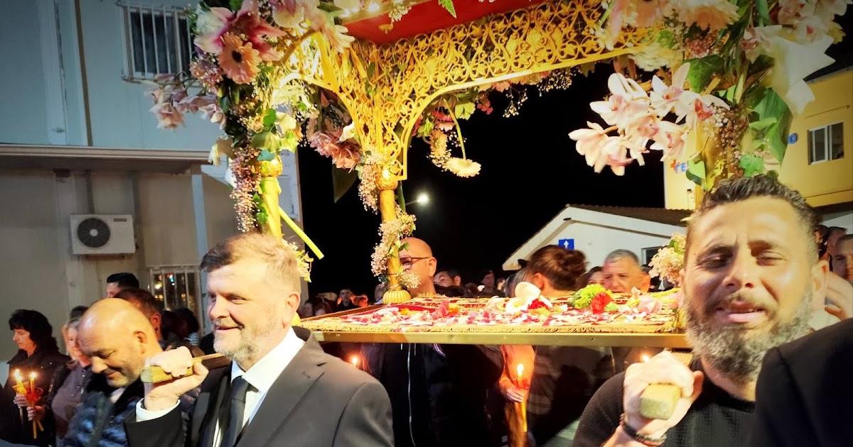 Φιλιάτες: Τον Επιτάφιο σήκωσε ο δήμαρχος, στέλνοντας μήνυμα συμμετοχής και εγγύτητας