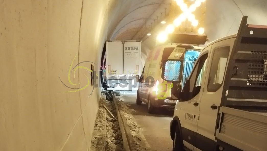 Θεσπρωτία: Μεθυσμένος οδηγός «διέλυσε» 50 μέτρα πεζοδρομίου στο τούνελ της Ψάκας στην Εγνατία