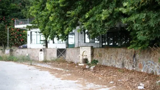 Στου «Ζέρβα»: Η εγκαταλελειμμένη στάση-θρύλος που θυμίζει τα ταξίδια μιας άλλης εποχής
