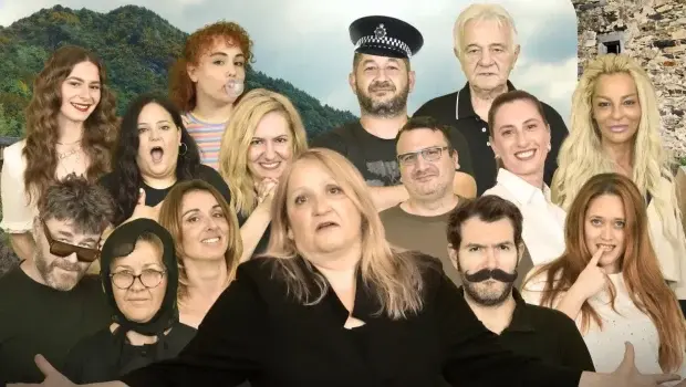 Η κωμωδία «Οικογένεια Γαμπέτα» στην Ηγουμενίτσα: Μία βραδιά γέλιου στο υπαίθριο θέατρο