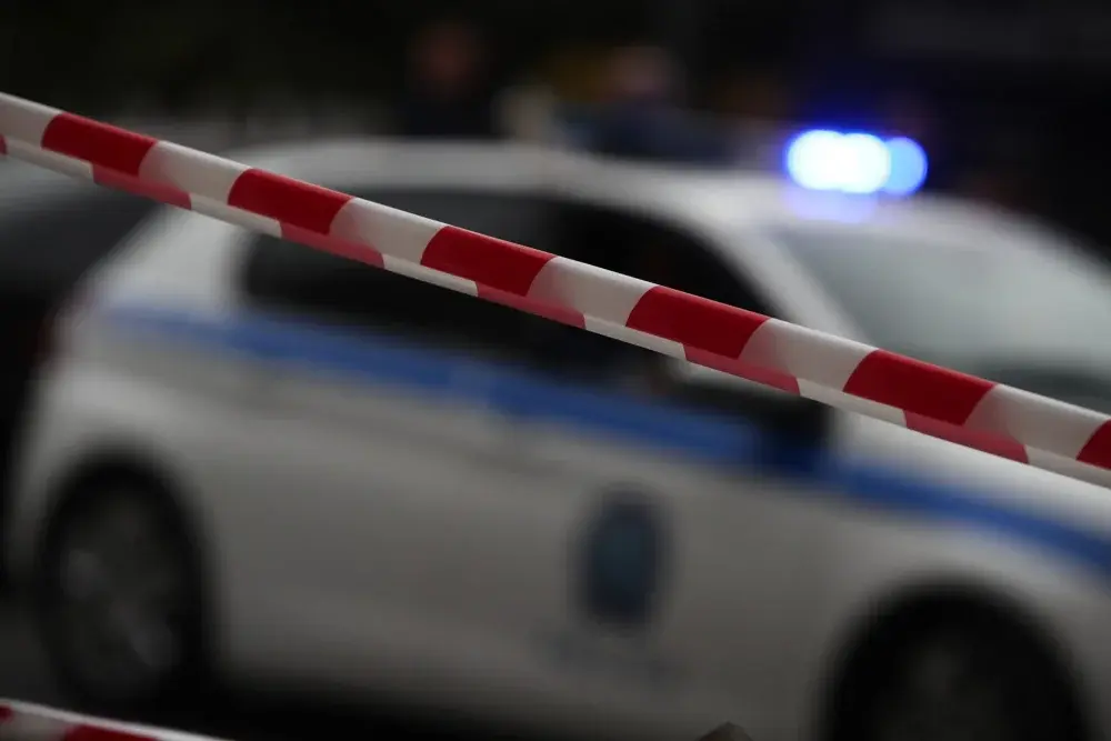 Χτύπησε μοτοποδηλάτη, τον εγκατέλειψε στο δρόμο και εξαφανίστηκε