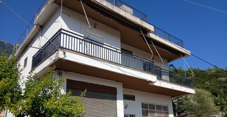 Πωλείται μονοκατοικία με ισόγειο χώρο σε προνομιακό σημείο της Παραμυθιάς